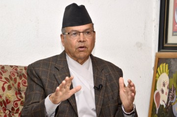 व्याख्यात्मक घोषणाको न्यानो थाङ्नोमा साथीहरु सुत्नु भएको छ : झलनाथ खनाल